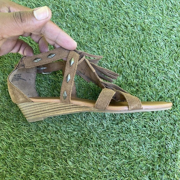 Minnetonka Tan Merriam Fringe Studded Gladiator Wedge Suede Sandals Size 7 - Picture 3 of 8